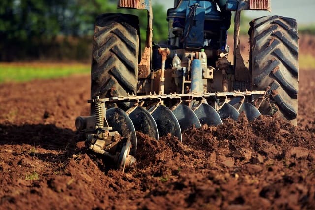 トラクターで土壌作り